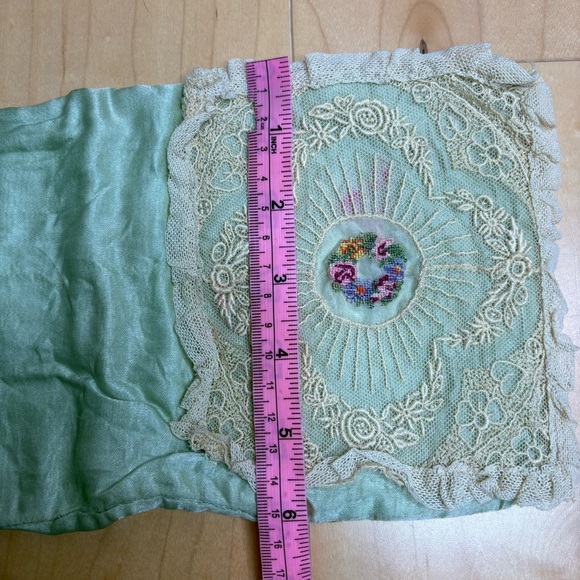 Antique Green Embroidered Needlepoint Hanky Holder - Picture 4 of 5